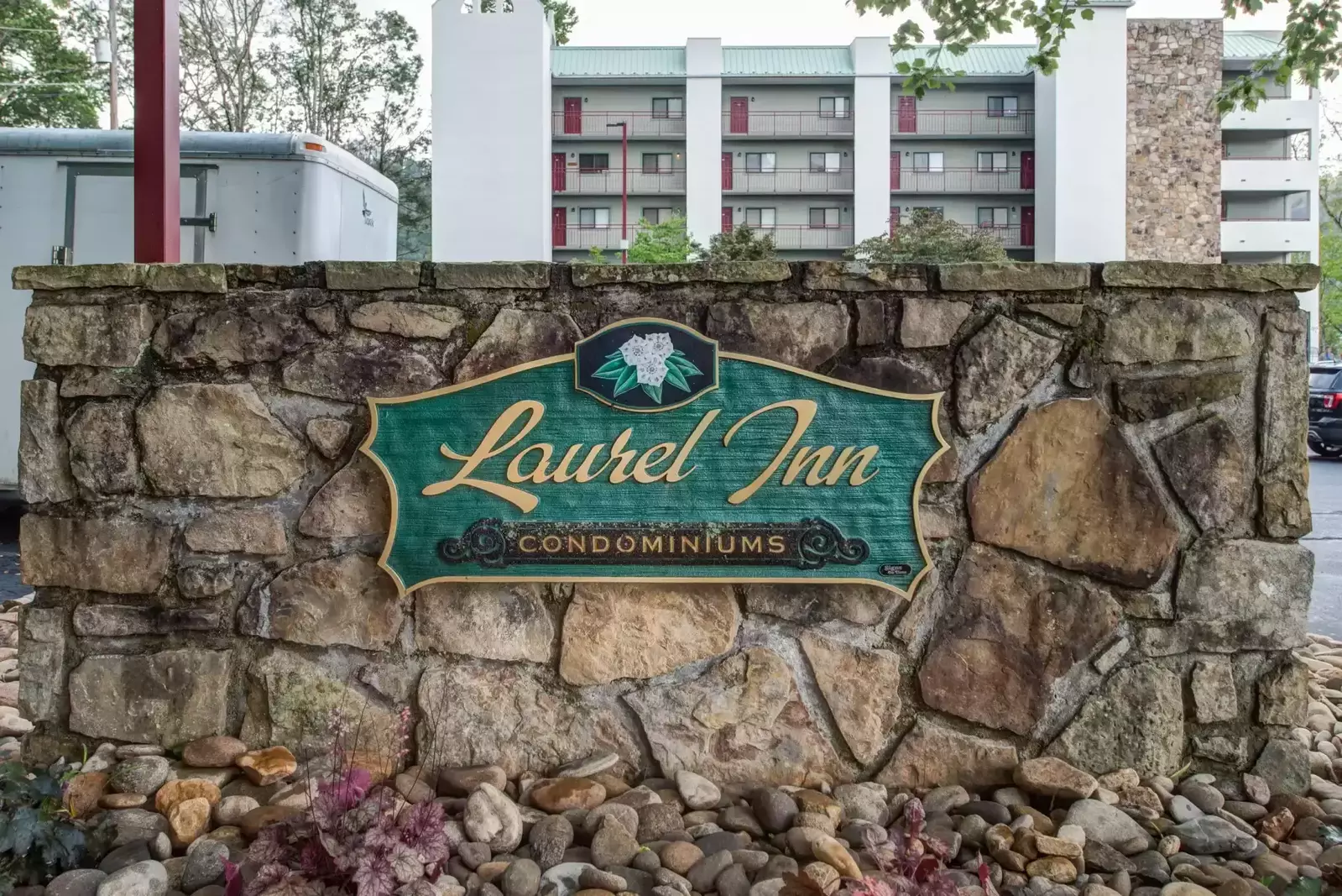 Laurel Inn Condominiums sign